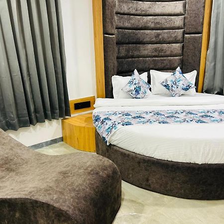 Hotel M Grand Ahmadábád Kültér fotó