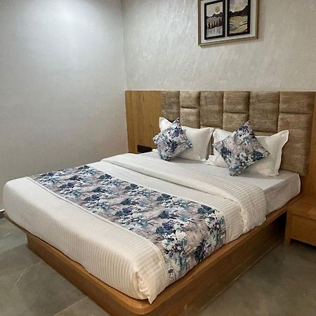 Hotel M Grand Ahmadábád Kültér fotó