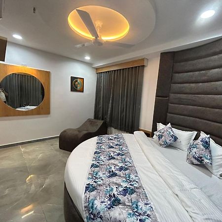 Hotel M Grand Ahmadábád Kültér fotó