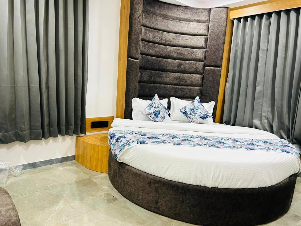 Hotel M Grand Ahmadábád Kültér fotó