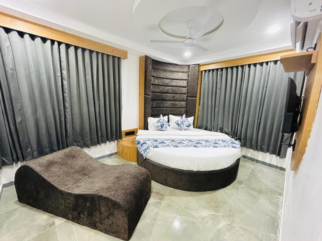 Hotel M Grand Ahmadábád Kültér fotó