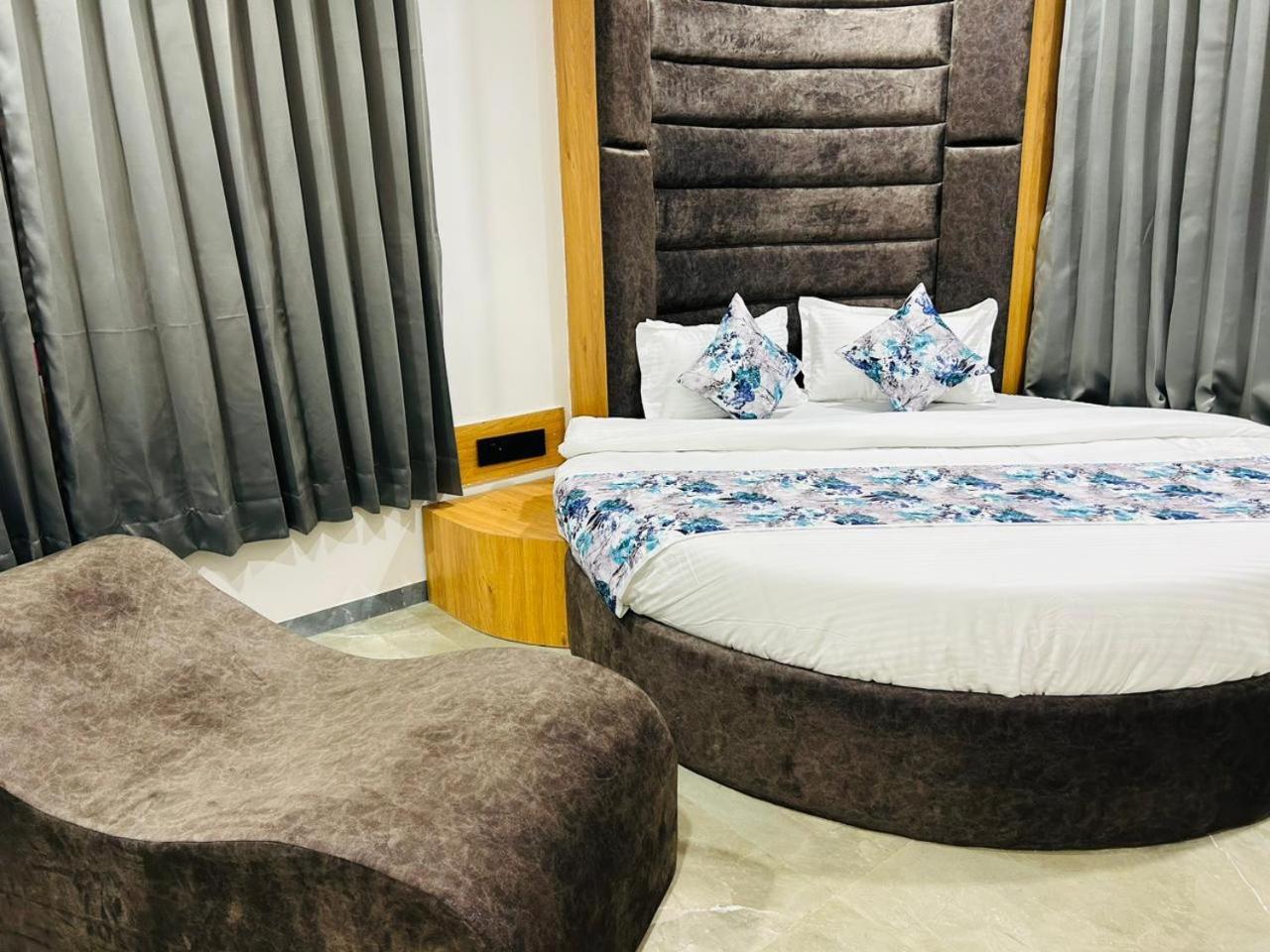 Hotel M Grand Ahmadábád Kültér fotó