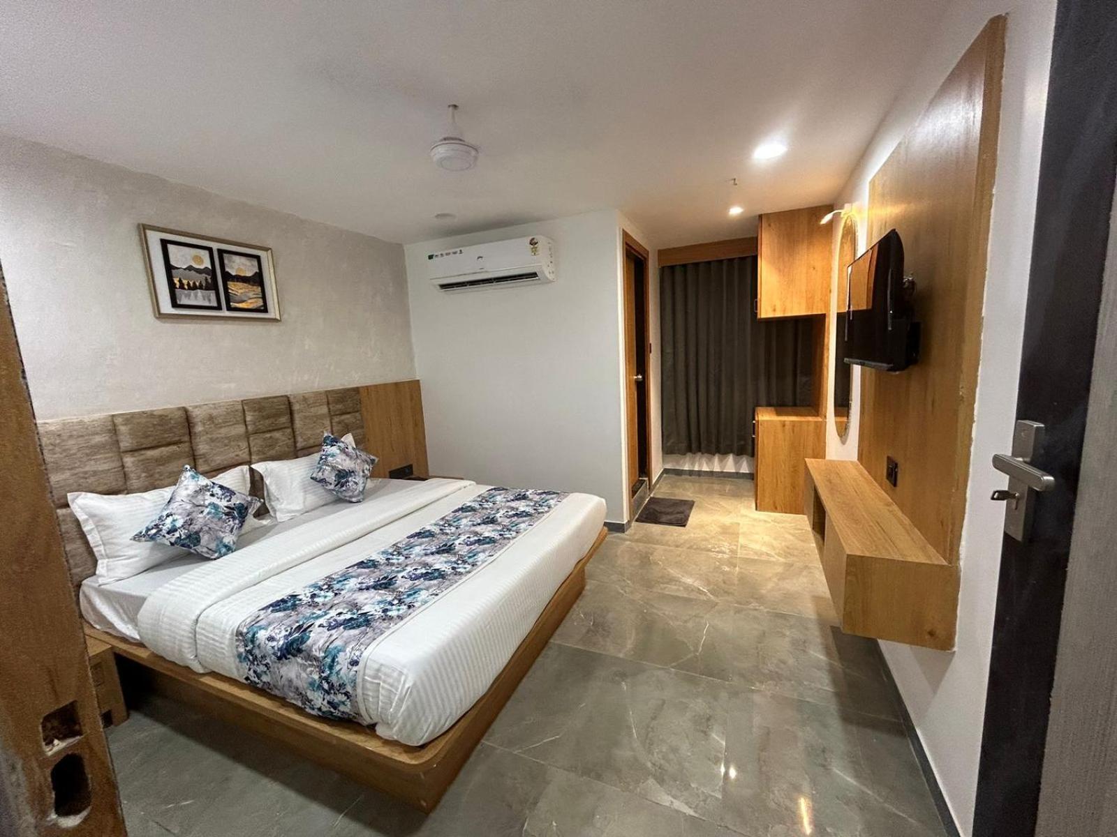Hotel M Grand Ahmadábád Kültér fotó