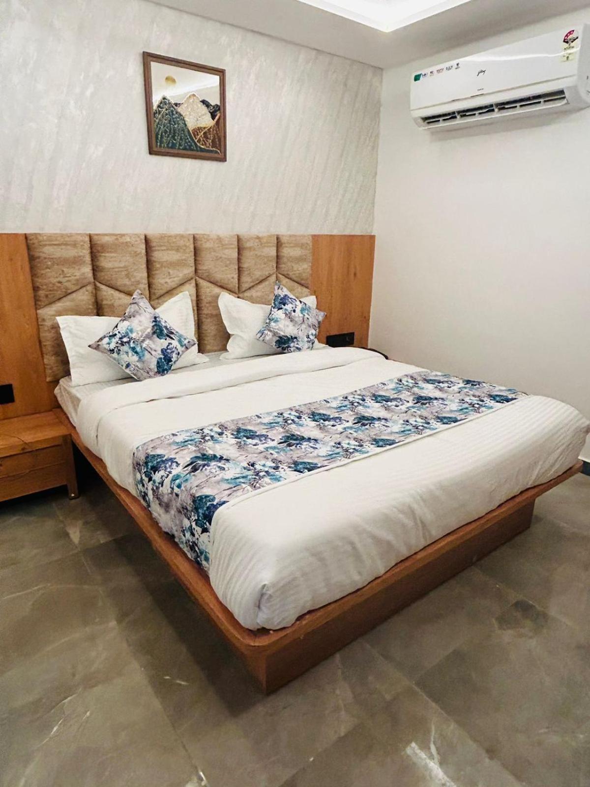 Hotel M Grand Ahmadábád Kültér fotó