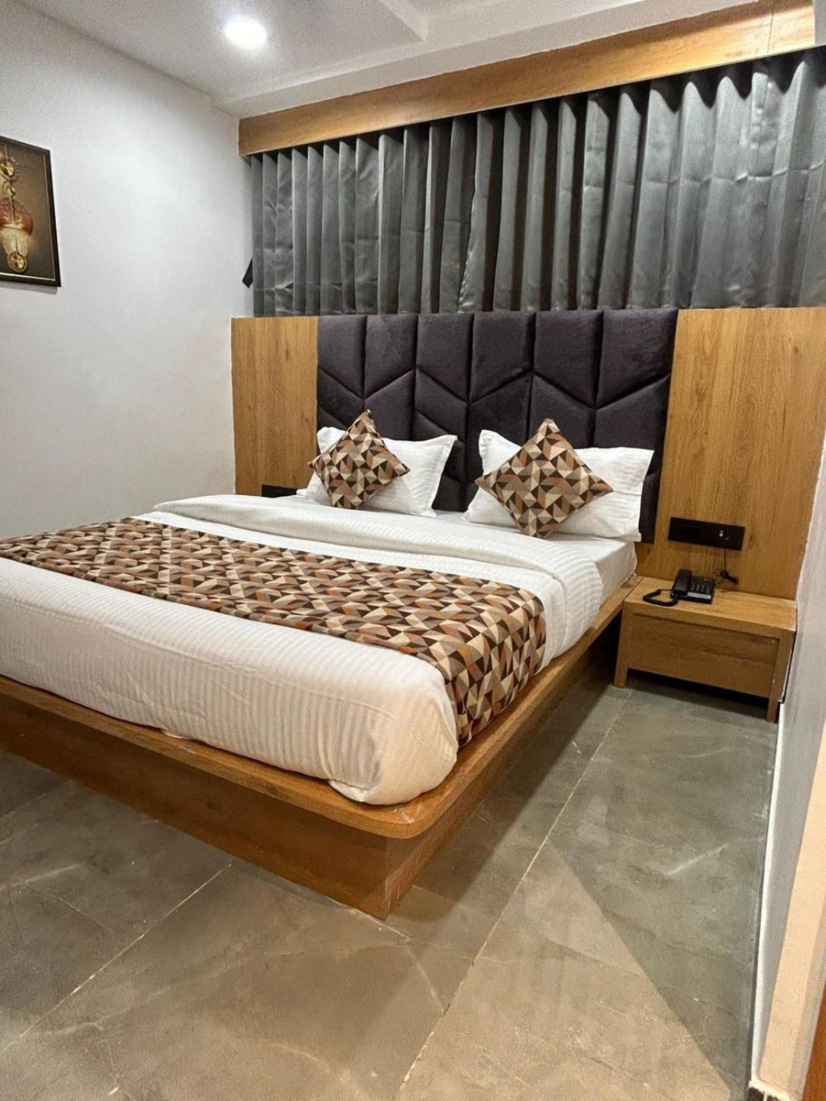 Hotel M Grand Ahmadábád Kültér fotó