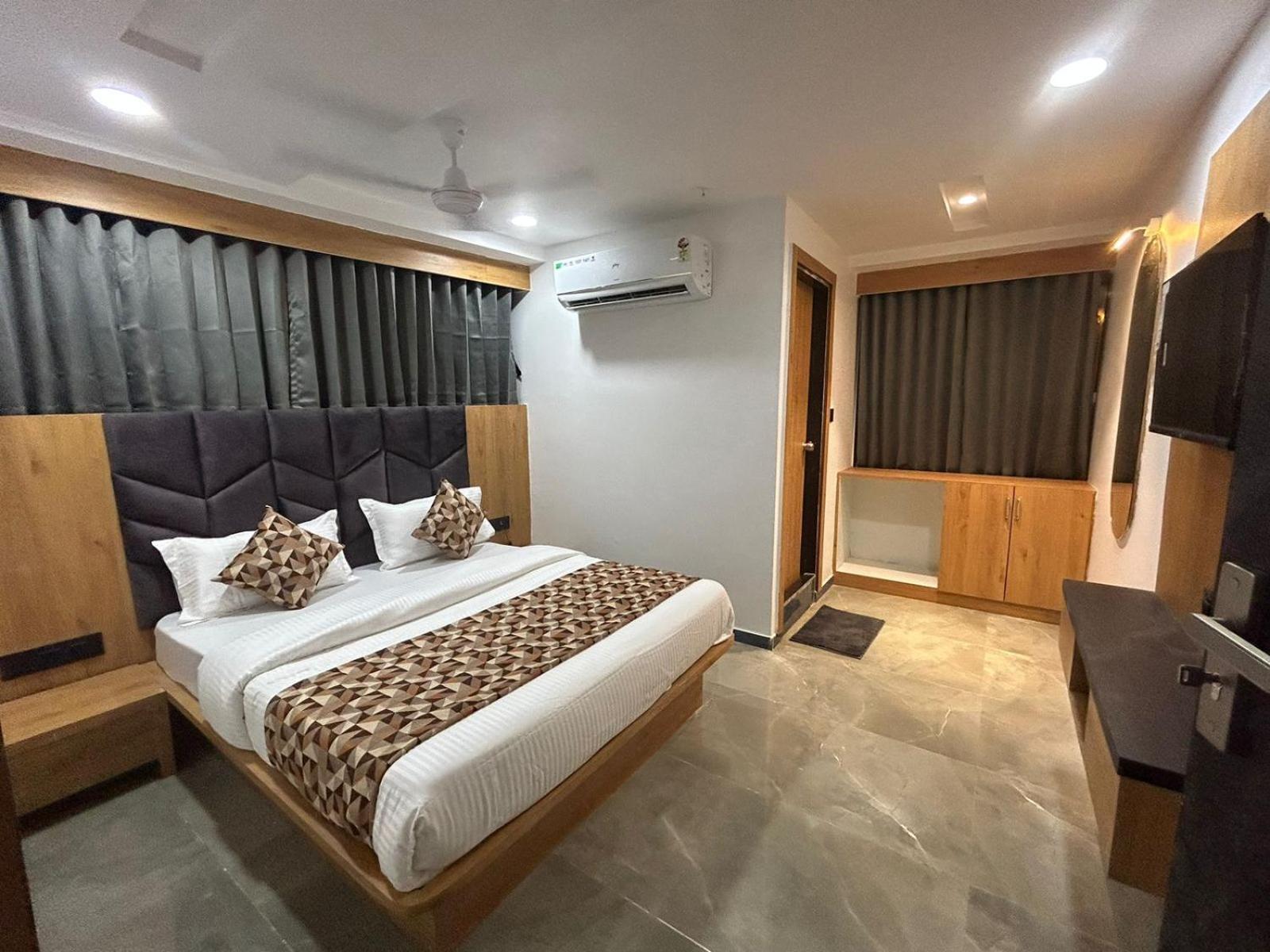 Hotel M Grand Ahmadábád Kültér fotó
