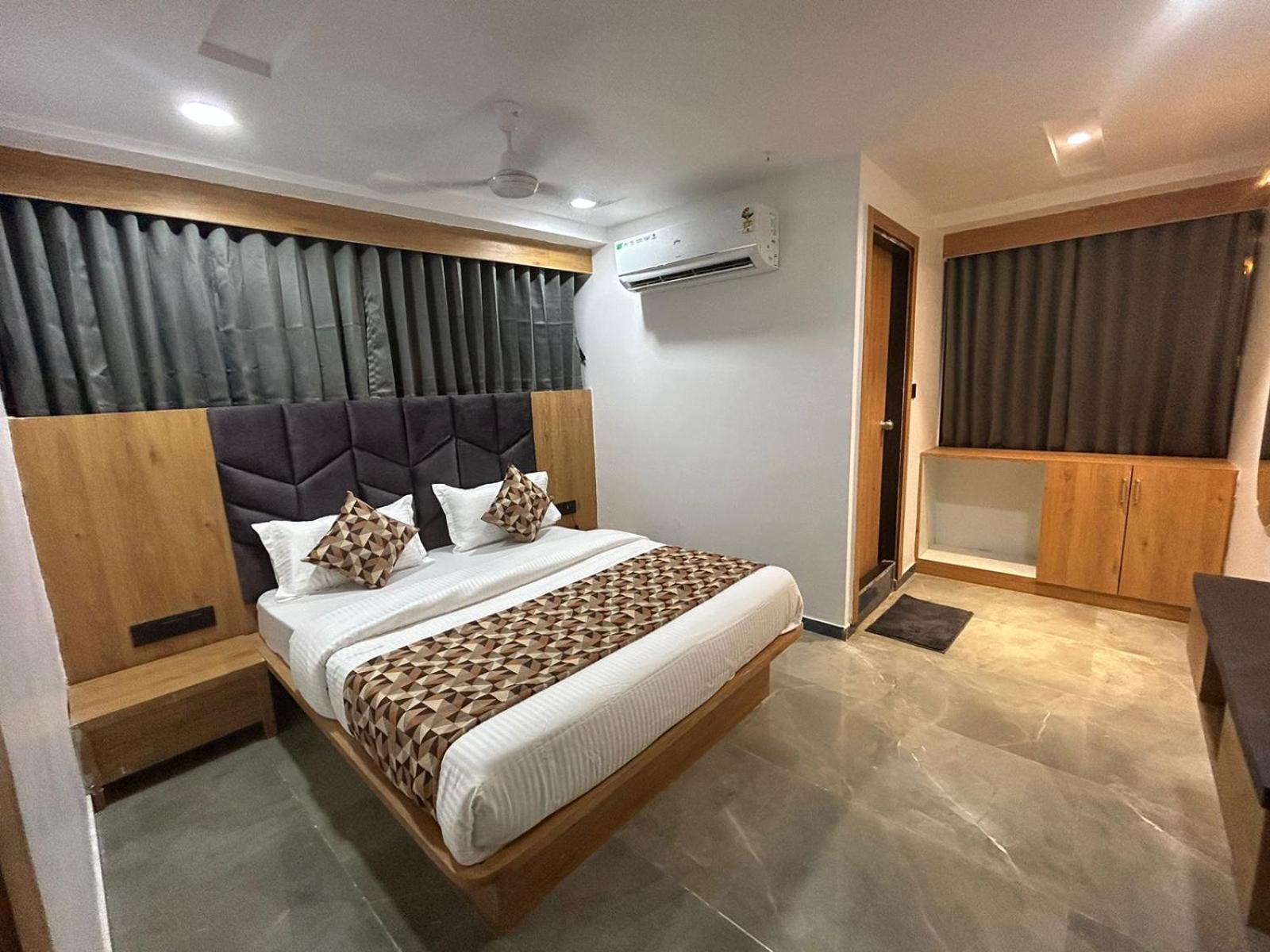 Hotel M Grand Ahmadábád Kültér fotó