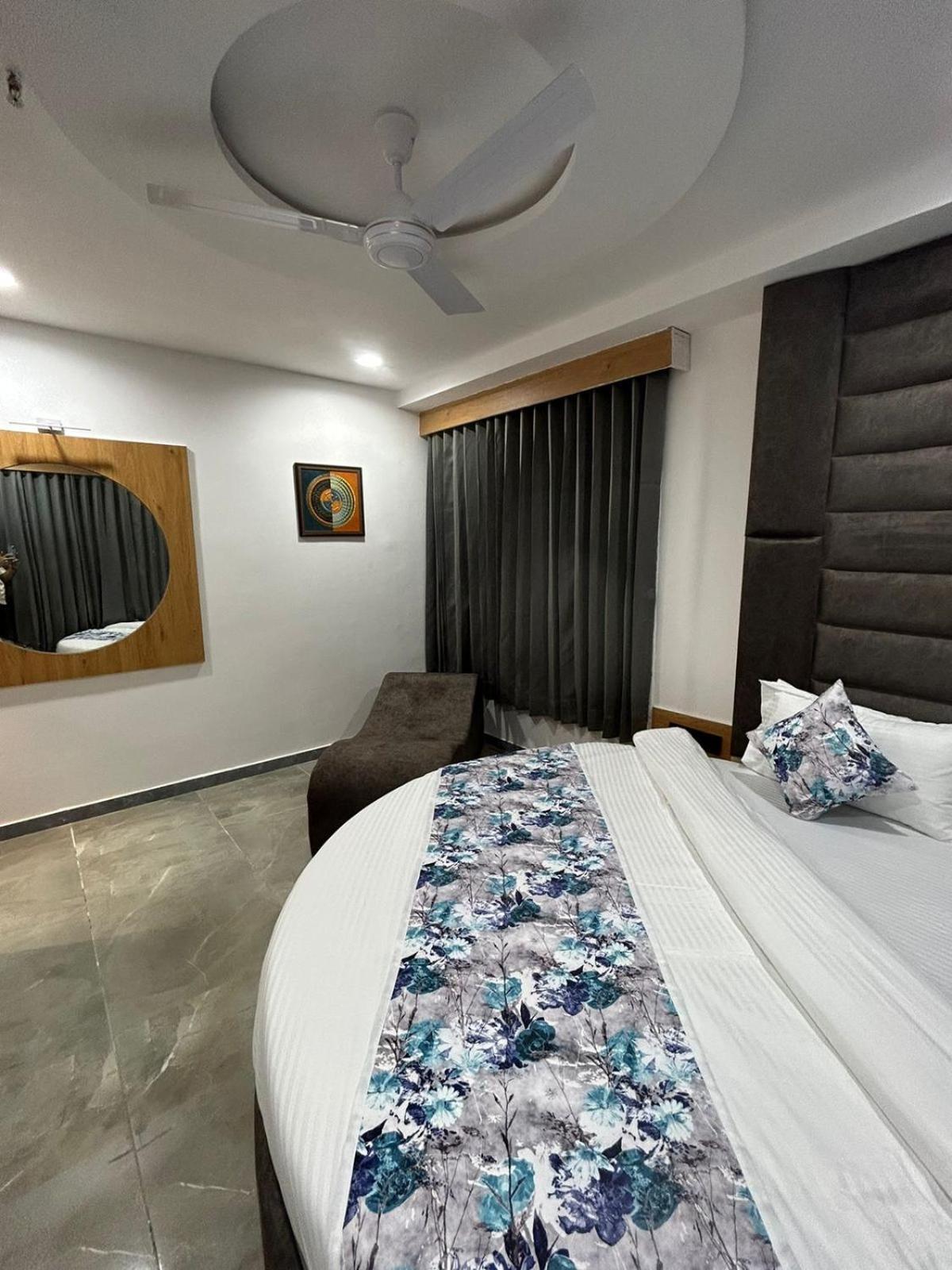 Hotel M Grand Ahmadábád Kültér fotó