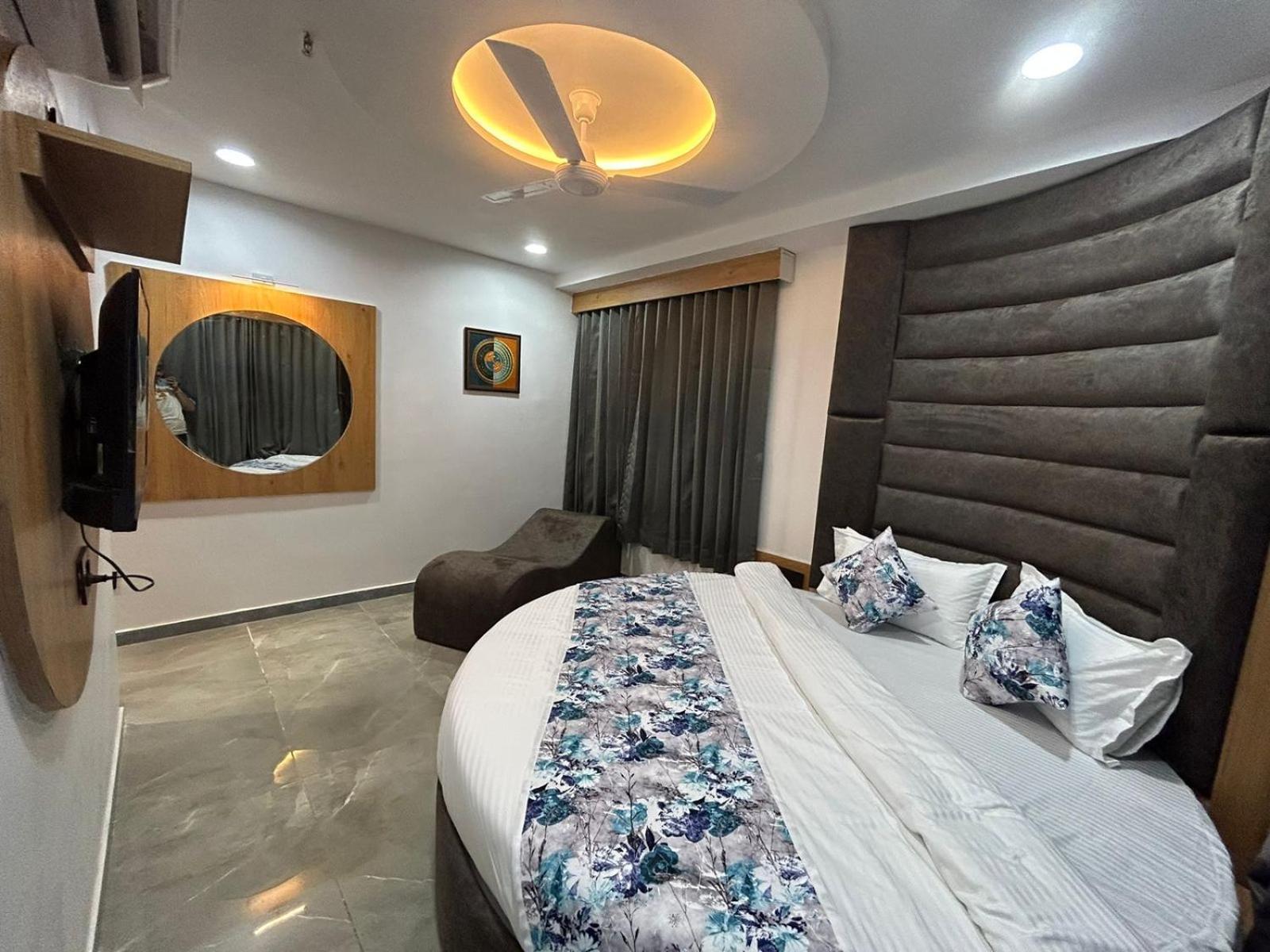 Hotel M Grand Ahmadábád Kültér fotó